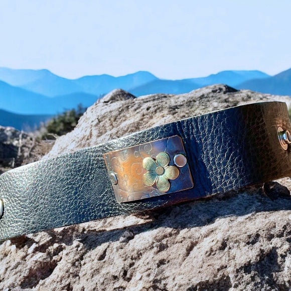 🌺Vintage Black Leather Cuff with Floral Metal Accent - Picture 6 of 9